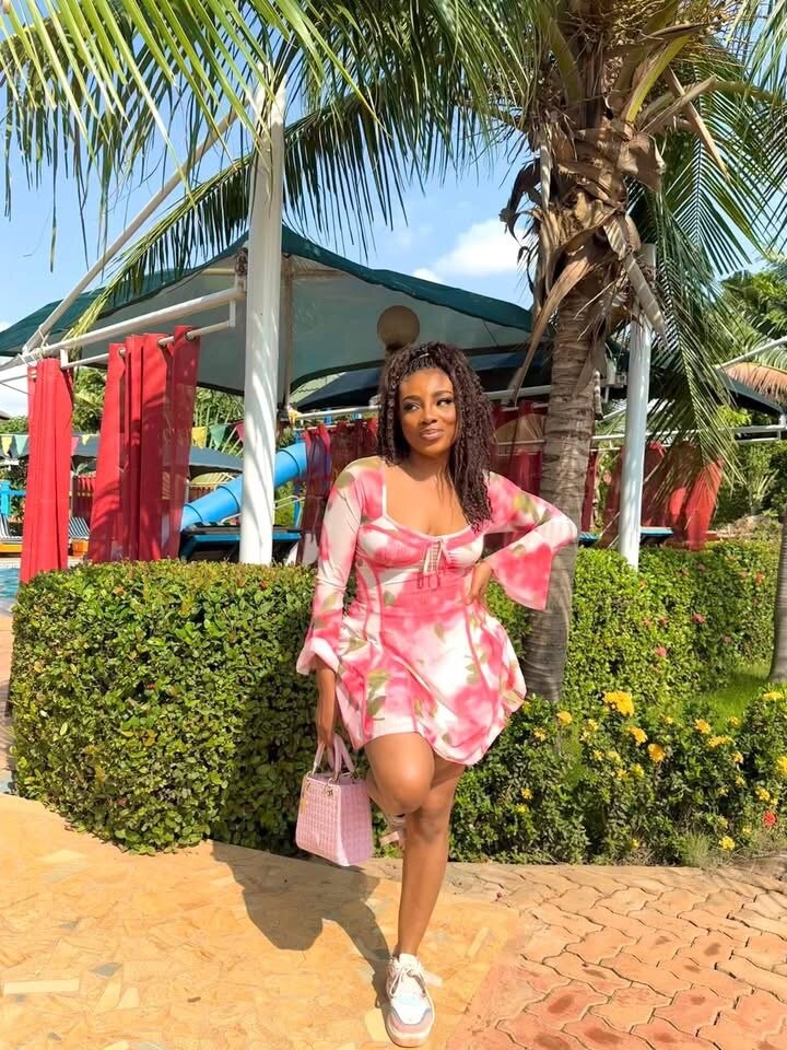 Robe d'été rose fluide