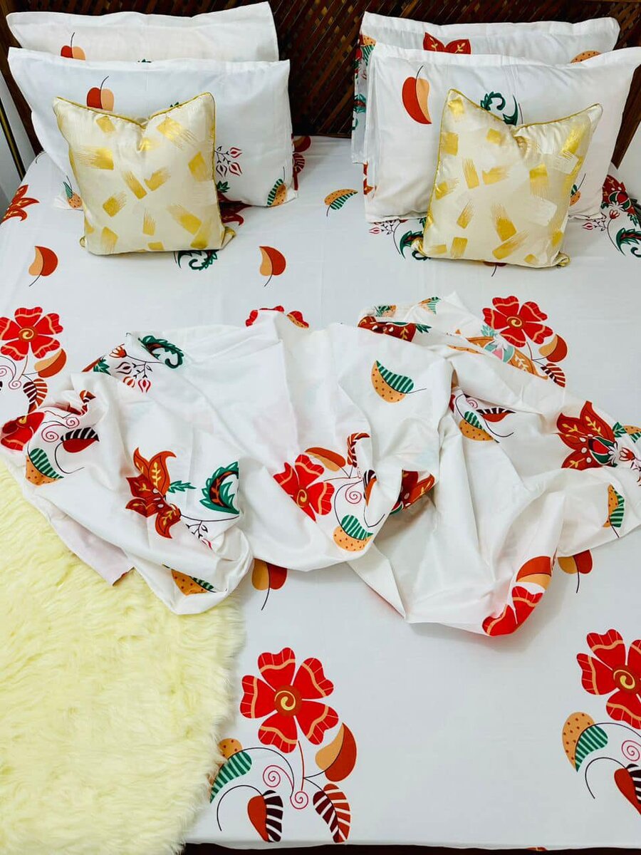 set includes 2 bedsheets and 4 pillowcases.