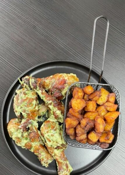 Poulet Grillé Épicé avec Plantains Frits