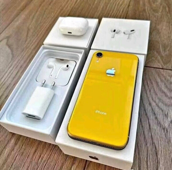 iPhone XR jaune avec accessoires