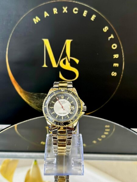 Women's wristwatch with metal bracelet