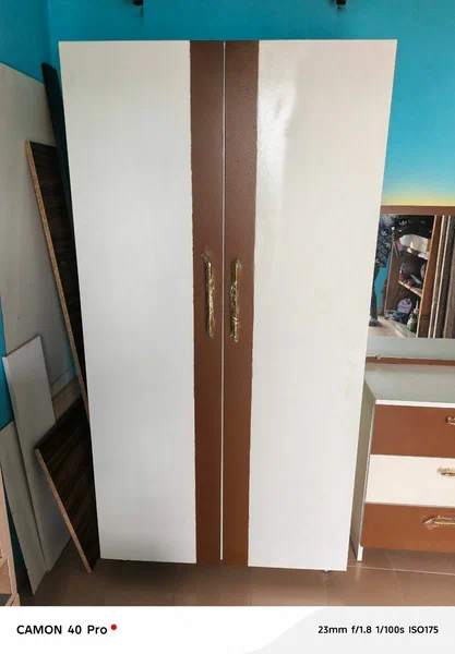 Armoire moderne à deux portes