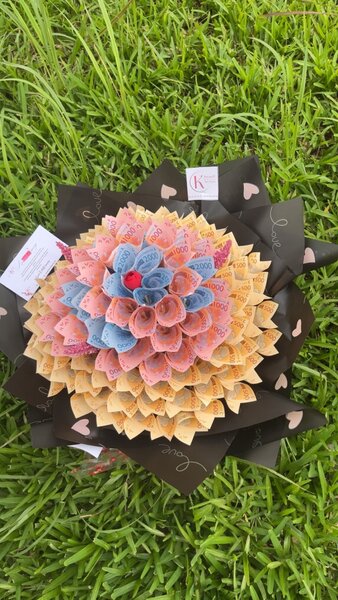 Bouquet unique de billets et chocolats