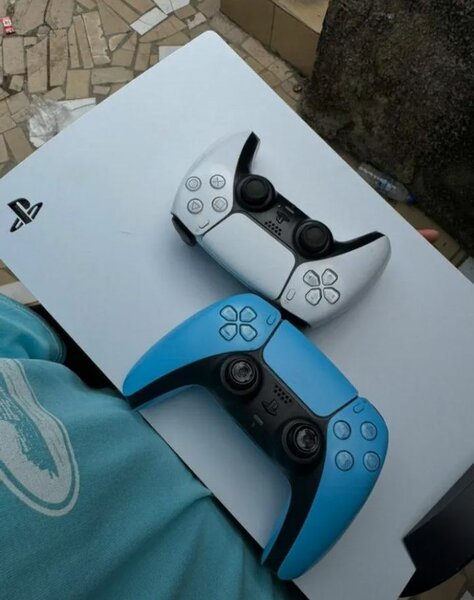 Console PS5 avec deux manettes