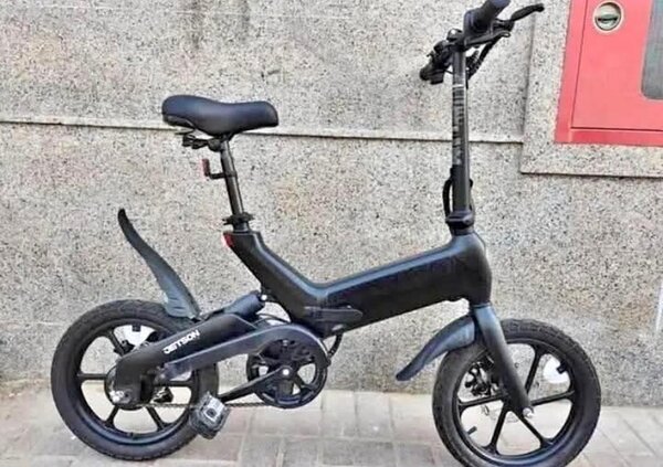 Vélo électrique pliable compact