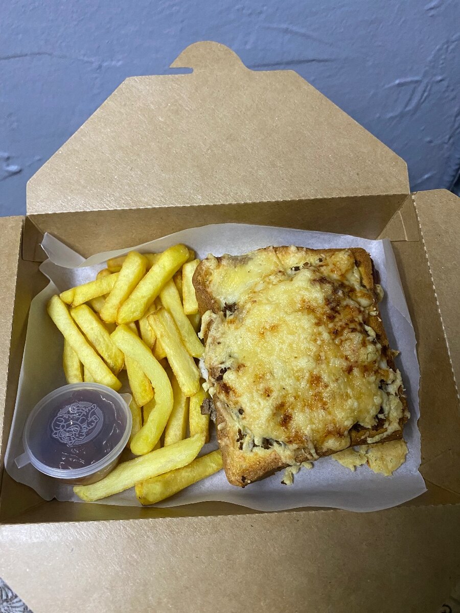 Croque monsieur et des frites