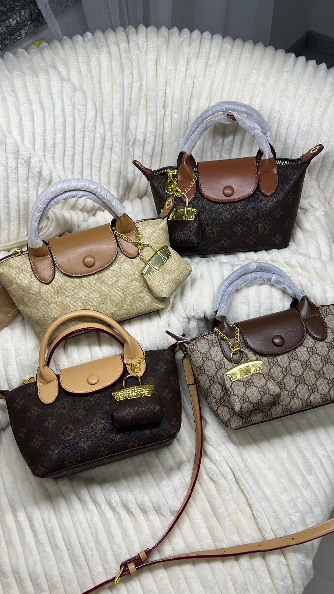 Сумки выполнены в стиле Longchamp Le Pliage,