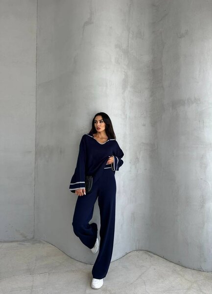 Двойка из трикотажа в белом, черном и темно-синем цвете.