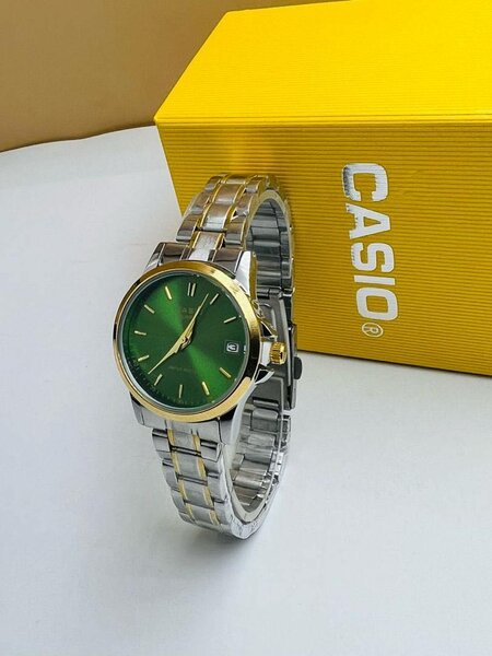 Montre élégante femme avec coffret disponible
