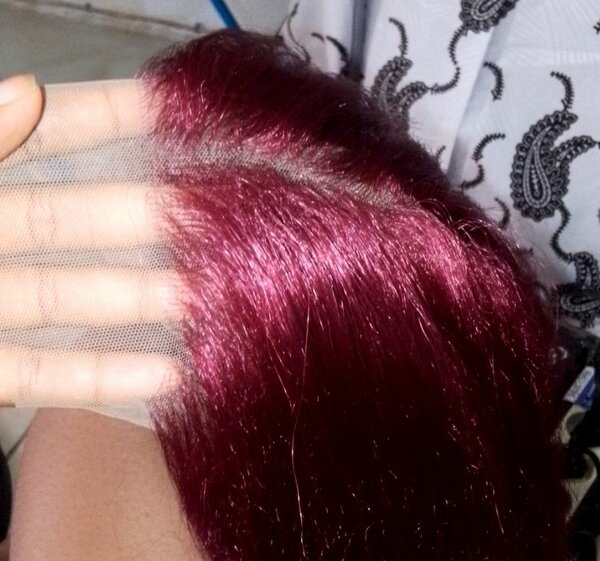 Perruque en dentelle rouge