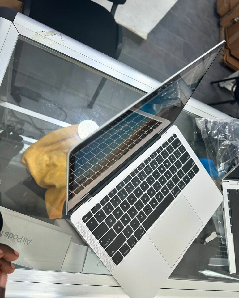 MACBOOK AIR