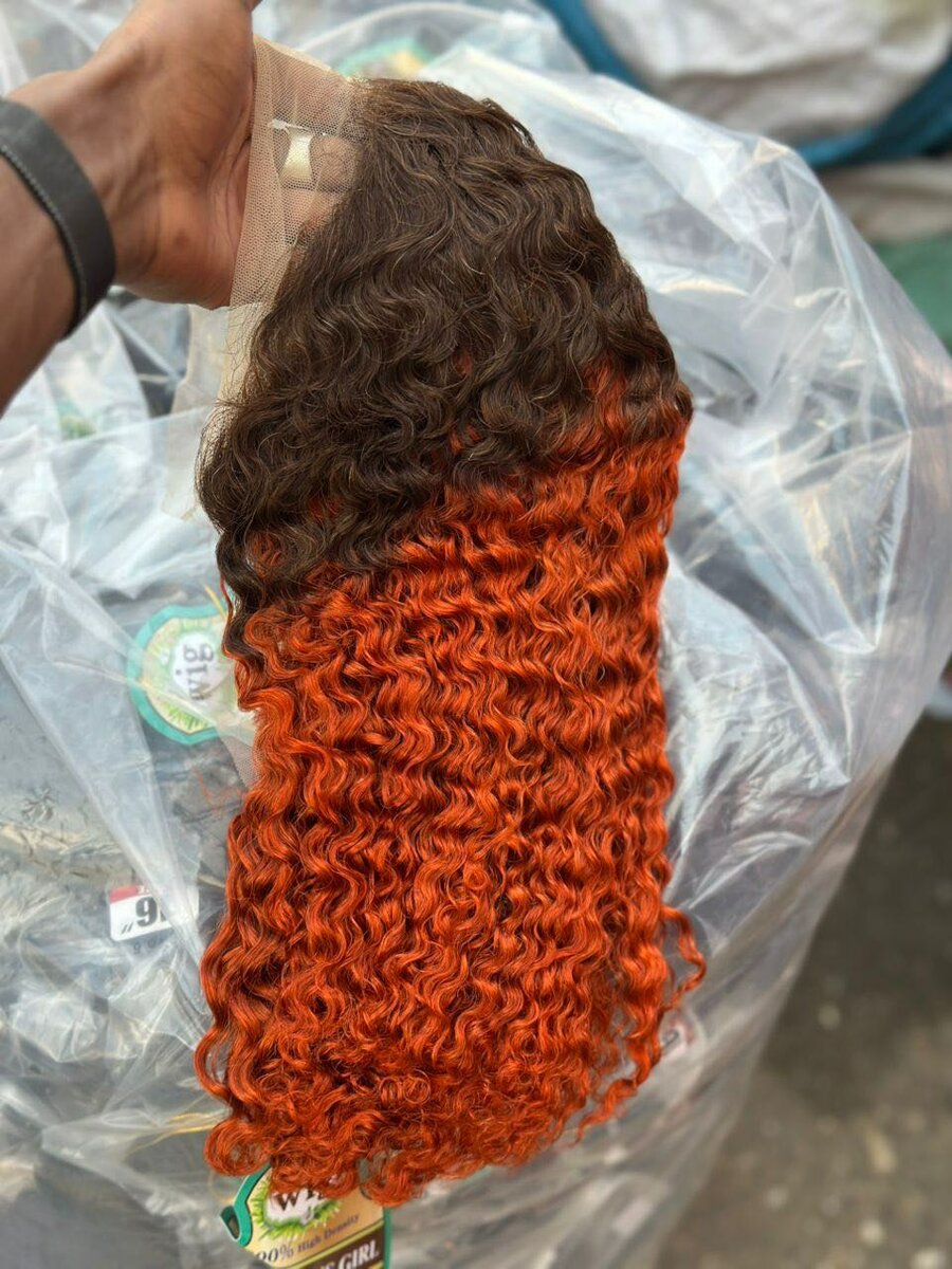 Perruque en dentelle ombrée bouclée