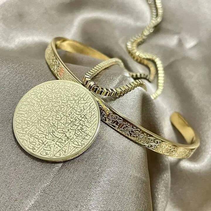 Collier Médaillon Gravé Élégant