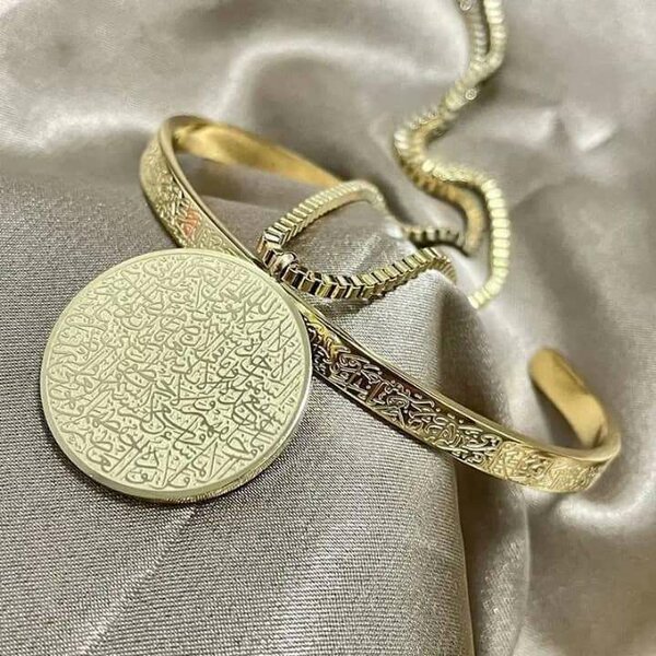 Collier Médaillon Gravé Élégant