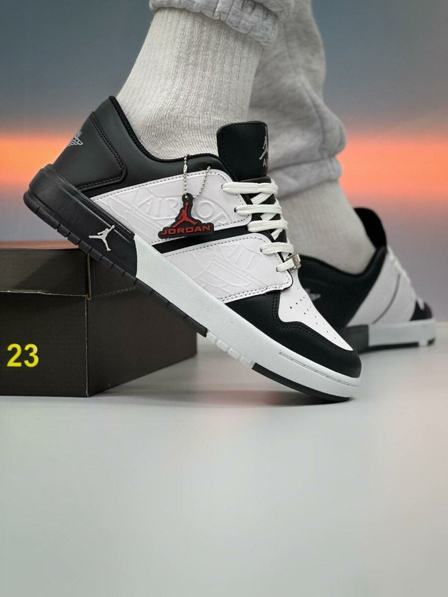 Baskets blanches et noires Jordan