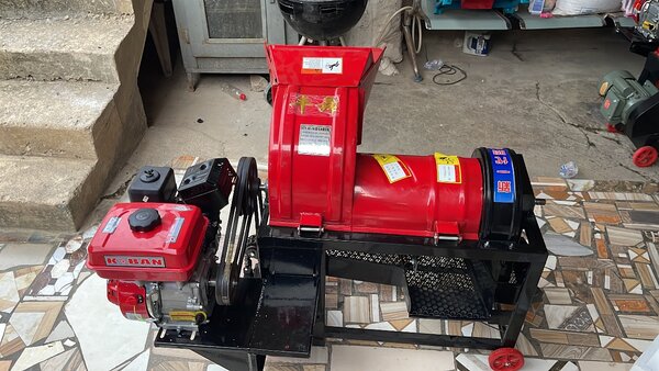 CORN THRESHING MACHINE