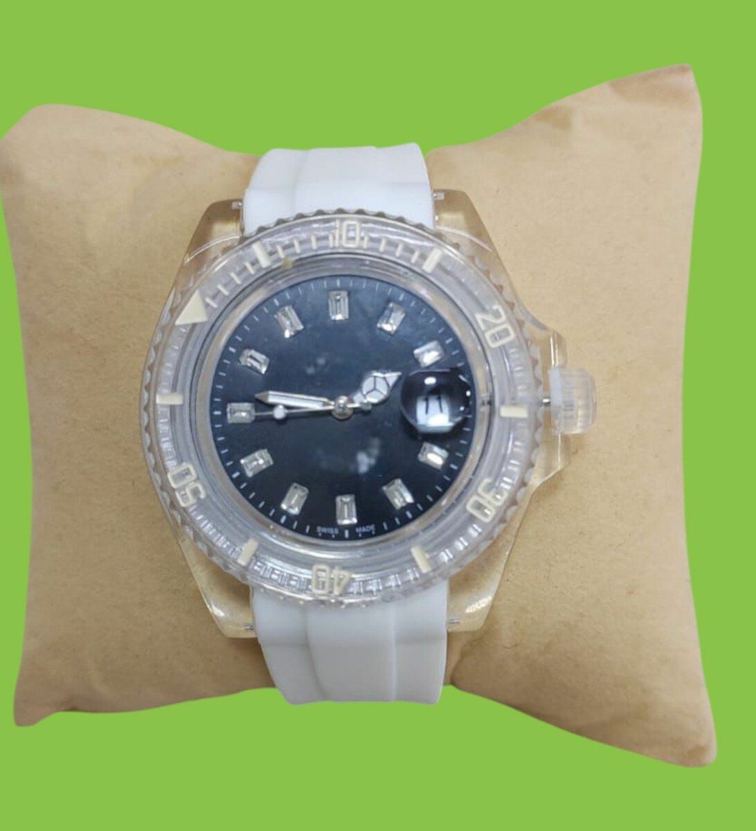 Montre élégante transparente