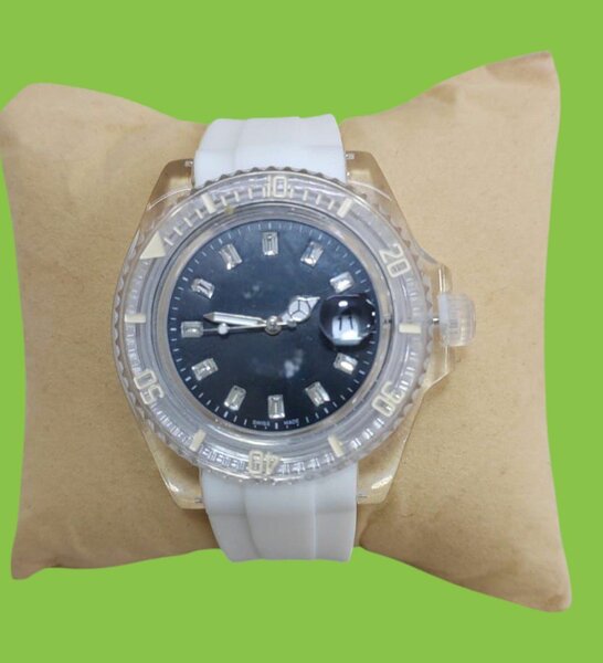 Montre élégante transparente