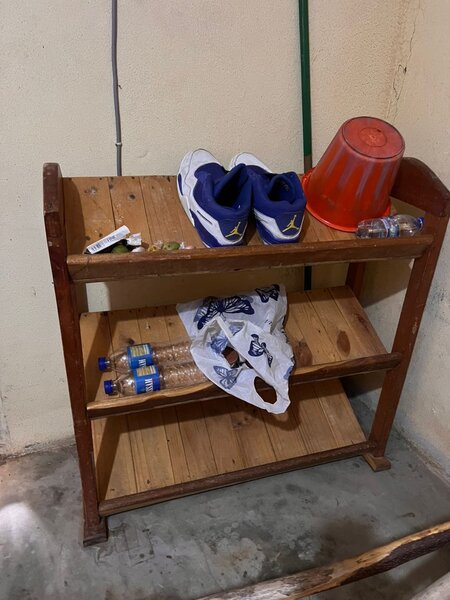 Lit , ventilateur et un placad