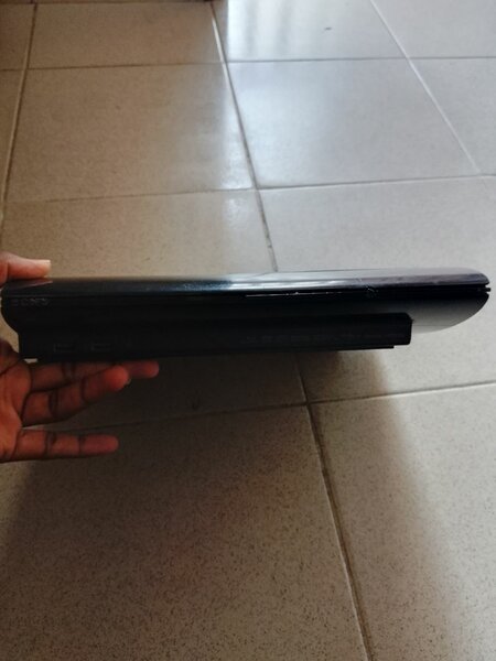 PS3 Super slim et 2 manettes