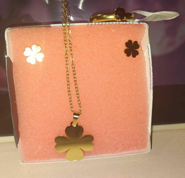 Collier pendentif trèfle doré