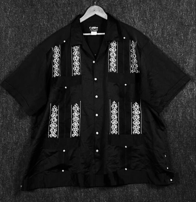 Chemise cubaine noire brodée