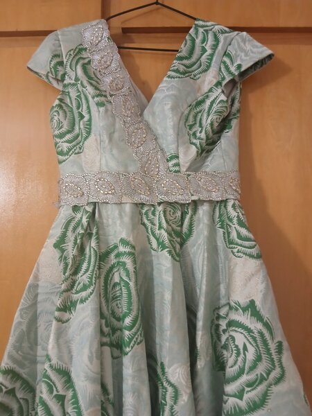 Robe élégante fleurie verte