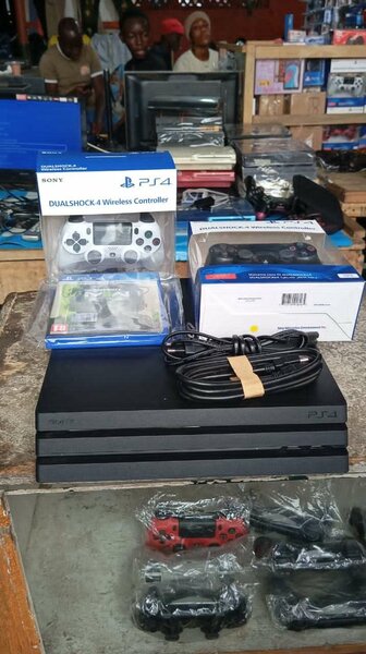 Console Sony PS4 avec manette