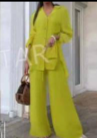 Costume femme avec un pantalon palazzo large et une chemise boutonnée, vert