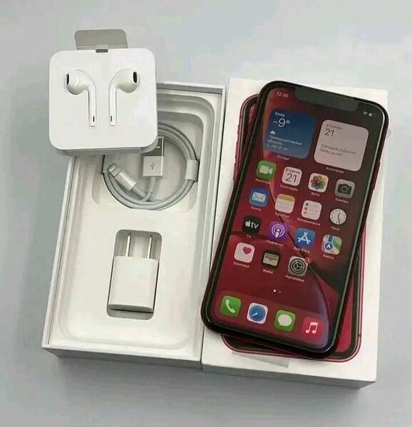 iPhone rouge avec accessoires