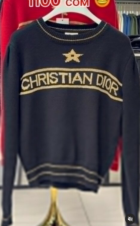 Свитер черный с надписью Christian Dior