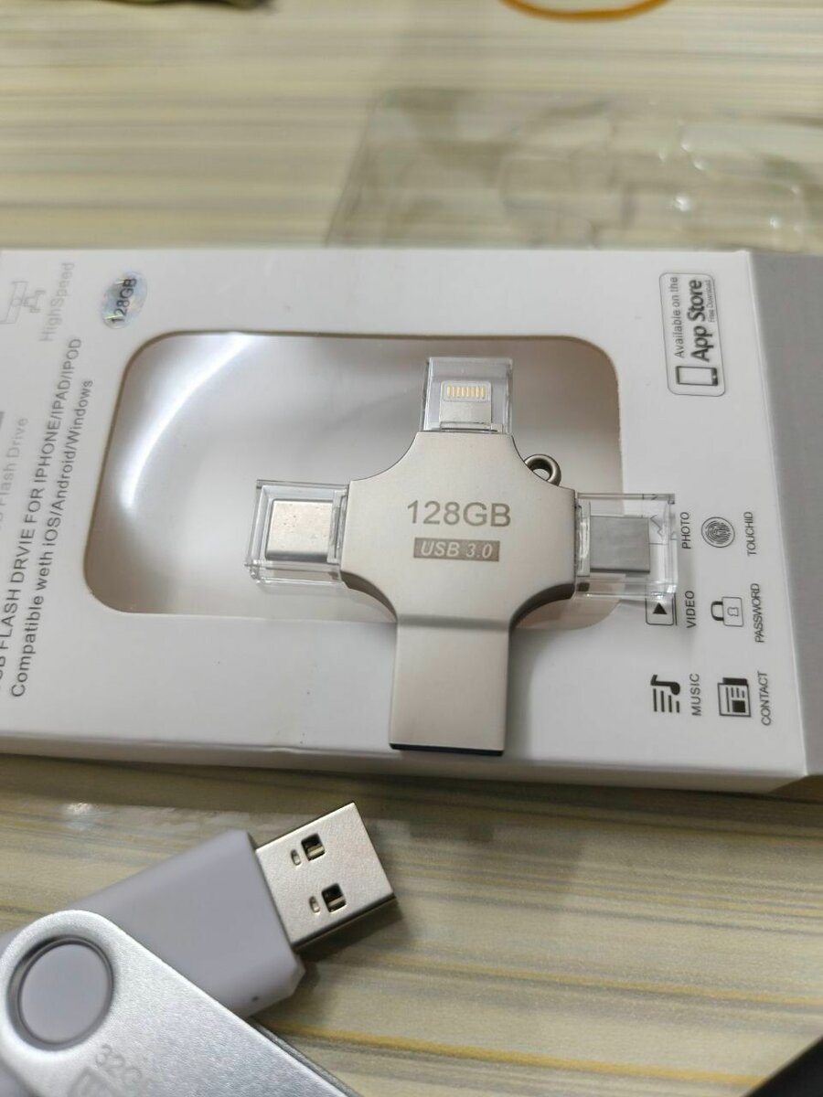 Clé USB 4 en 1 128Go
