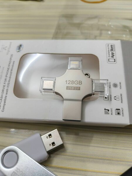 Clé USB 4 en 1 128Go