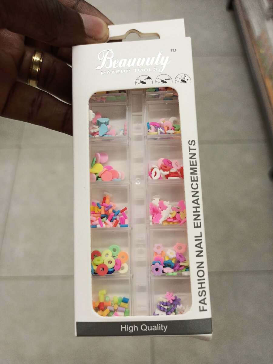 Décorations d'ongles colorées