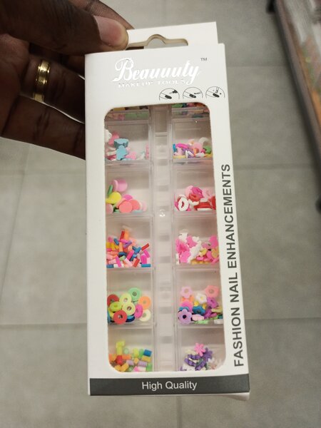 Décorations d'ongles colorées