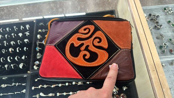 Сумка териден тигилген.