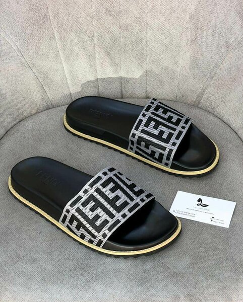 Claquette Fendi original dans carton