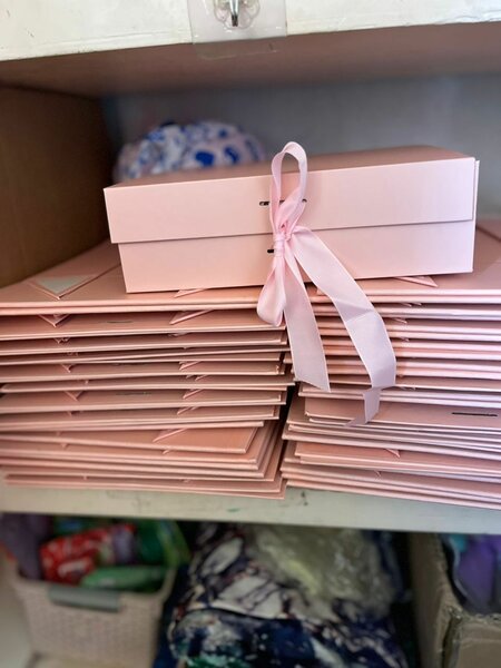 Boîte cadeau rose avec ruban