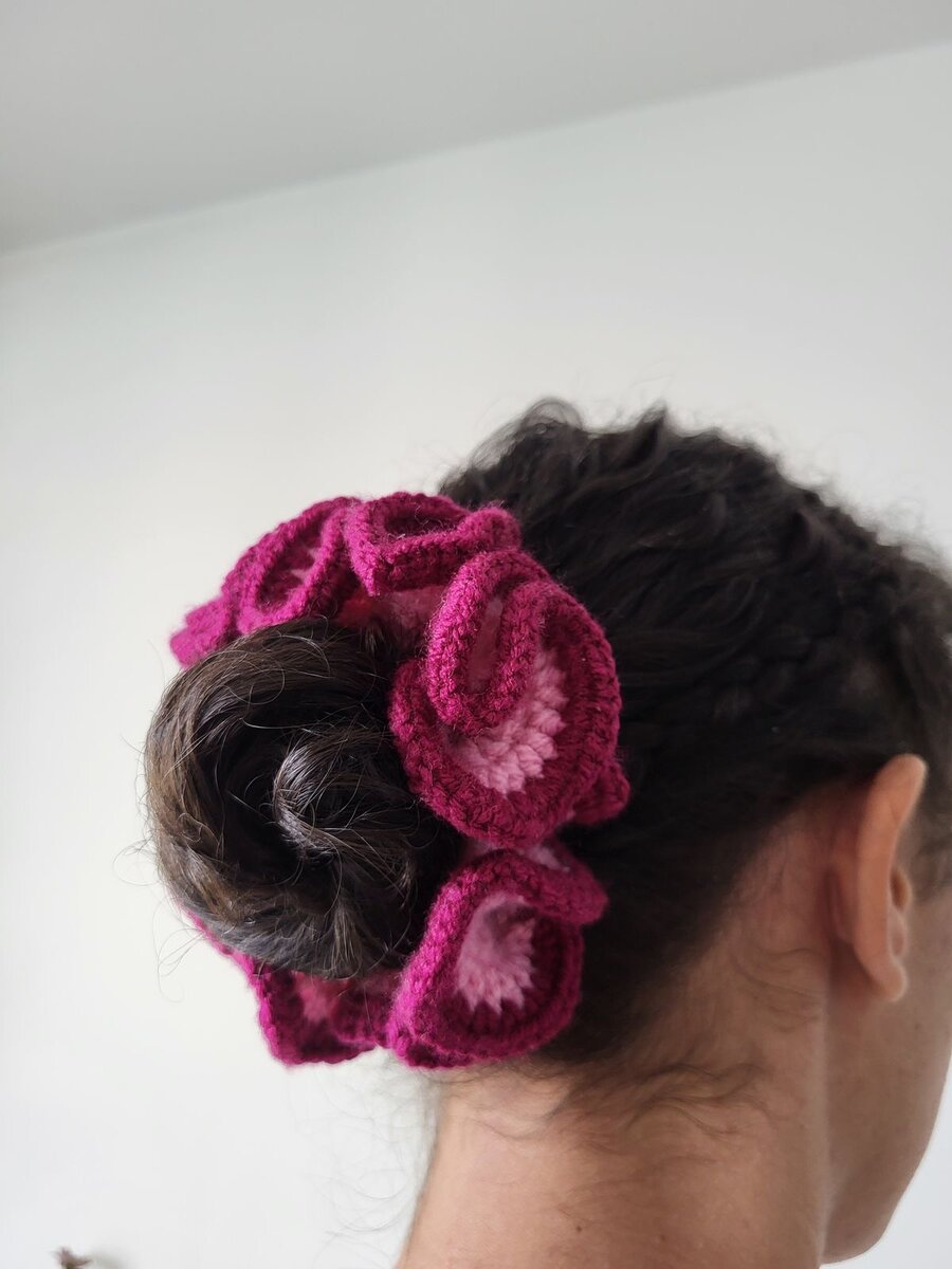 Chouchou à fleurs crochetées