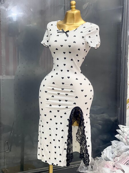 Robe moulante cœur fendue dentelle