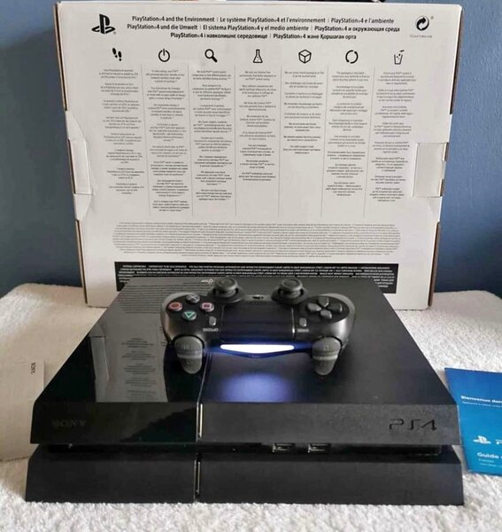 Console PS4 avec manettes