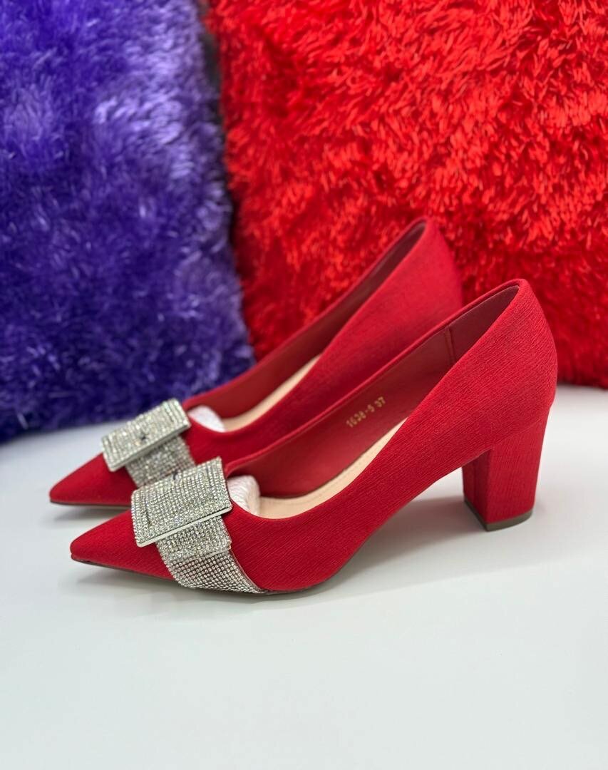 Classy office shoe heel