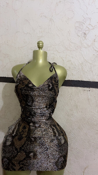 Robe courte serpent évasée