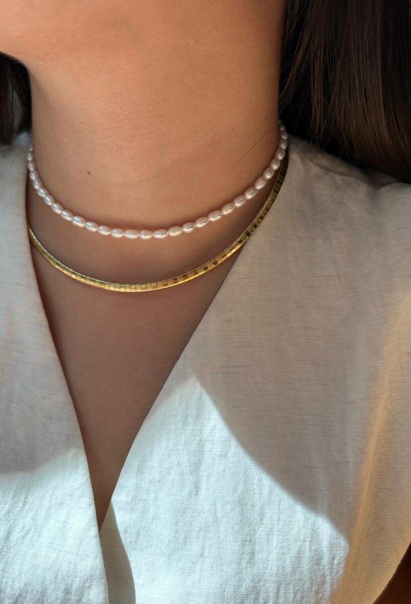 Чокер из натуральных речных жемчугов. Золотистое колье
