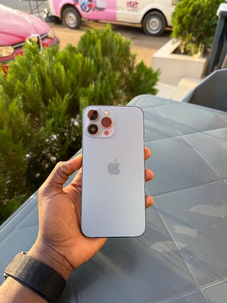 iPhone moderne avec triple caméra