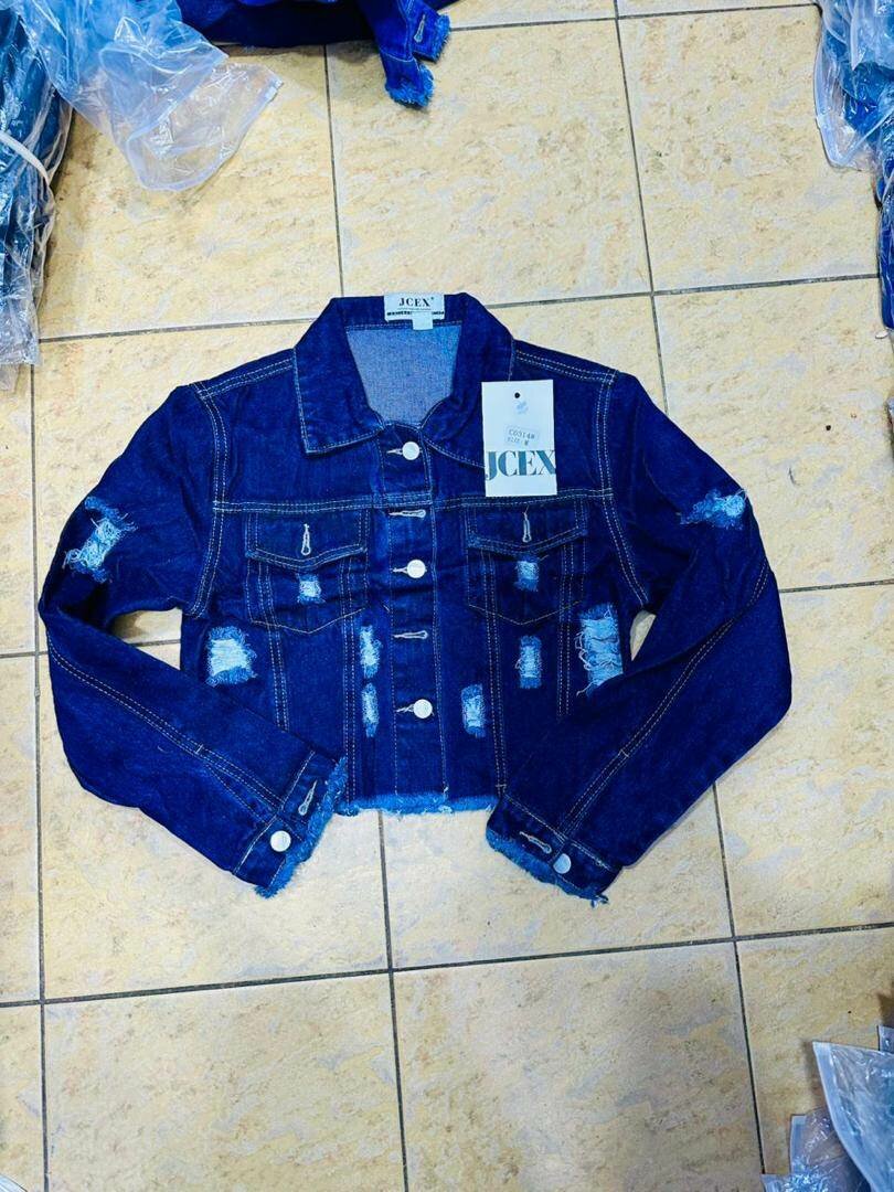 Veste en jean déchirée chic
