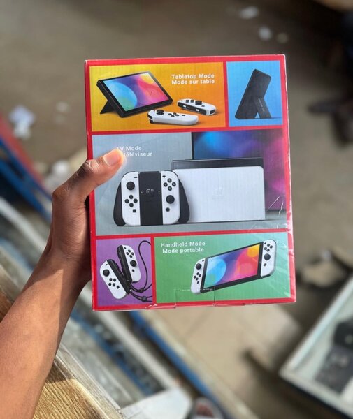 Nintendo Switch OLED Neuve avec Accessoires en promo