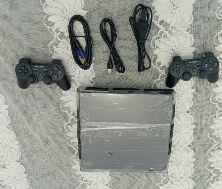 PS3 slim craquée avec 20 jeux et 2 manettes
