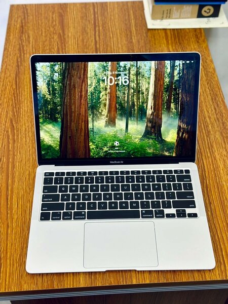 2020 Macbook Air Silver color i3 8/256gb very neat.