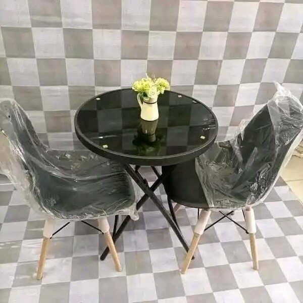 Table ronde avec chaises modernes